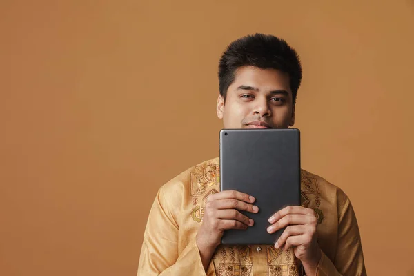 Молодая Брюнетка Индийский Мужчина Улыбается Держит Планшетный Компьютер Изолированы Желтом — стоковое фото