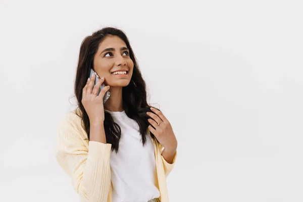 Joven Morena India Sonriendo Mientras Usa Teléfono Celular Aislado Sobre —  Fotos de Stock