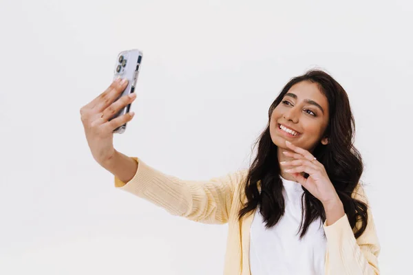 Joven Morena India Sonriendo Mientras Usa Teléfono Celular Aislado Sobre — Foto de Stock