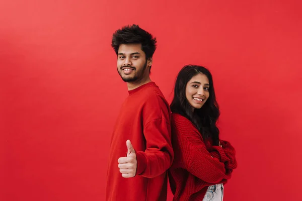 Genç Hintli Çift Kırmızı Arka Planda Izole Bir Şekilde Poz — Stok fotoğraf