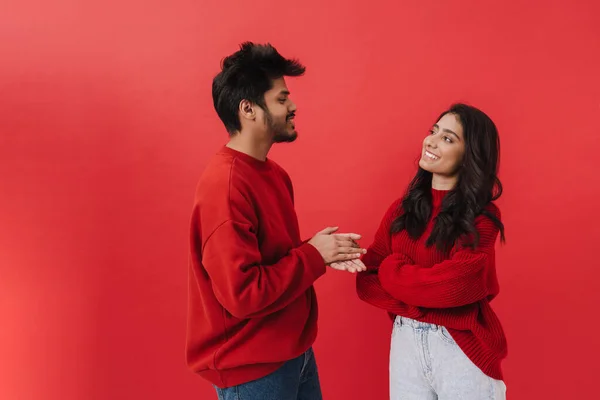 Genç Hintli Çift Kırmızı Arka Planda Tek Başına Poz Verirken — Stok fotoğraf