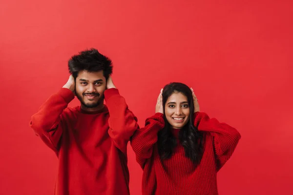 Genç Hintli Çift Elleriyle Kulaklarını Kapatırken Birlikte Poz Veriyorlar Kırmızı — Stok fotoğraf