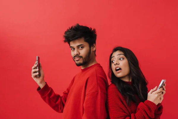 Birlikte Poz Veren Genç Hintli Çift Kırmızı Arka Plandan Izole — Stok fotoğraf