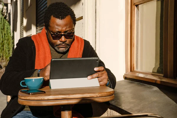 Zwarte Man Een Zonnebril Met Behulp Van Tablet Computer Tijdens — Stockfoto