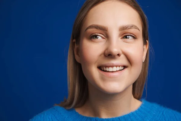 Genç Güzel Mutlu Gülümseyen Bir Kızın Portresi Mavi Izole Arka — Stok fotoğraf