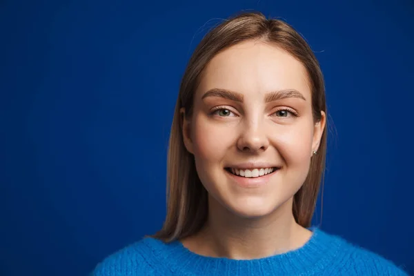 Genç Güzel Mutlu Gülümseyen Bir Kızın Portresi Mavi Izole Arka — Stok fotoğraf
