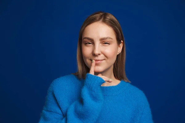 Süveter Giyen Genç Beyaz Kadın Mavi Arka Planda Tek Başına — Stok fotoğraf