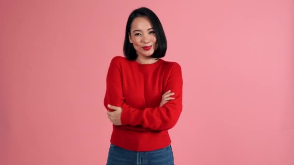 Souriant Asiatique Femme Portant Pull Rouge Regardant Caméra Dans Studio — Video