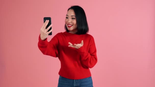 Sorrindo Mulher Asiática Vestindo Camisola Vermelha Olhando Para Câmera Estúdio — Vídeo de Stock