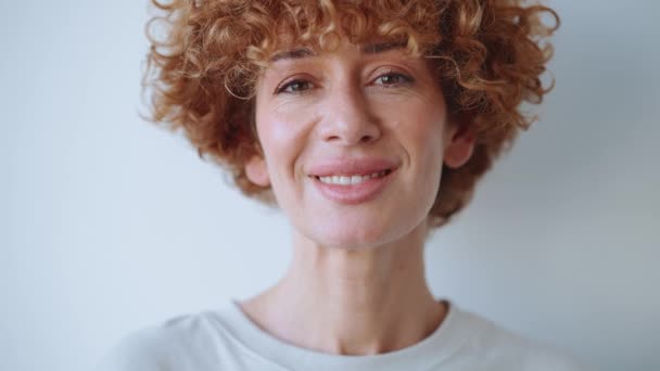 Funny Adult Curly Haired Woman Looking Camera Grey Studio — Stock Video