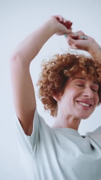 Feliz Adulto Rizado Mujer Bailando Estudio Gris — Vídeos de Stock