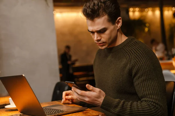 Jonge Blanke Man Draagt Trui Met Laptop Mobiele Telefoon Cafe — Stockfoto
