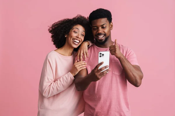 Negro Feliz Hombre Mujer Sonriendo Haciendo Gestos Teléfono Celular Aislado — Foto de Stock