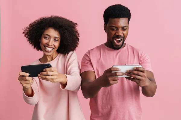 Черные Счастливые Мужчина Женщина Улыбаются Используют Мобильный Телефон Вместе Розовом — стоковое фото
