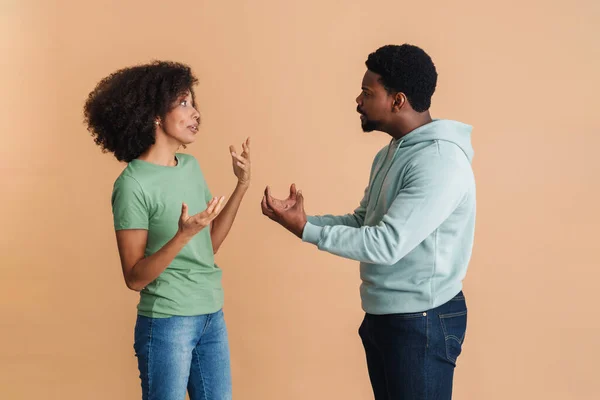 Black Man Woman Expressing Discontent Fighting Together Isolated Beige Background — Stock Photo, Image
