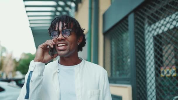 Pozitivní Africký Muž Dredy Mluví Mobilní Pěší Venku — Stock video