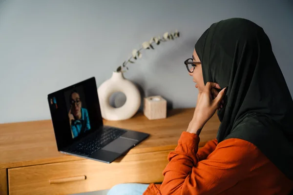 Jeune Femme Hijab Lunettes Tenant Une Vidéoconférence Assis Dans Une — Photo