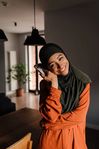 Jeune Belle Femme Souriante Heureuse Dans Hijab Avec Téléphone Soutenant — Photo