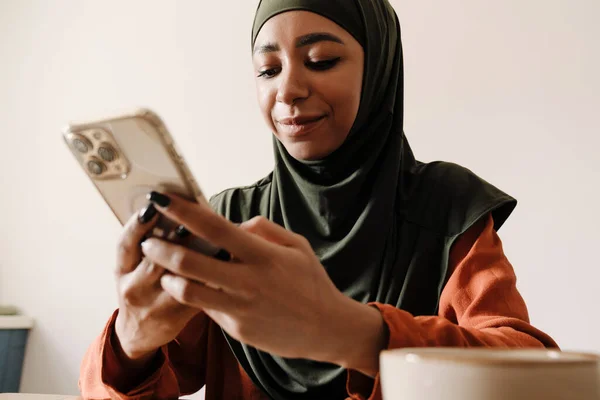 Jeune Belle Femme Calme Dans Hijab Regardant Sur Son Téléphone — Photo