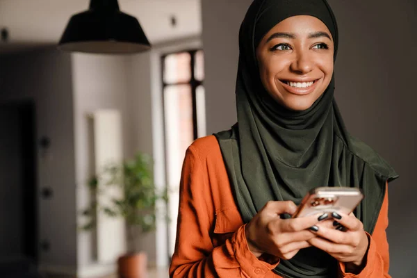 Jeune Belle Femme Souriante Hijab Avec Téléphone Regardant Vers Droite — Photo