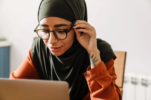 Jeune Femme Concentrée Dans Hijab Ajuster Les Lunettes Tout Travaillant — Photo