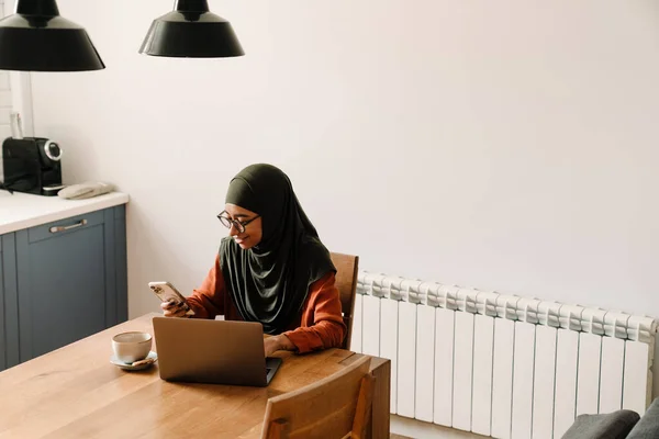 Junge Schöne Ruhige Frau Hijab Und Brille Schaut Auf Ihr — Stockfoto