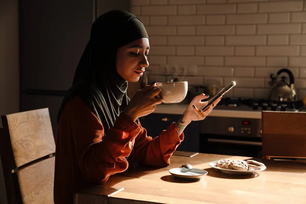 Seitenansicht Einer Jungen Schönen Ruhigen Frau Hijab Die Küchentisch Mit — Stockfoto