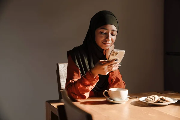 Young Beautiful Calm Woman Hijab Sitting Kitchen Table Cup Tea — Stock Photo, Image