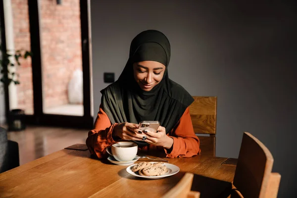 Jeune Belle Femme Souriante Hijab Avec Téléphone Assis Table Cuisine — Photo