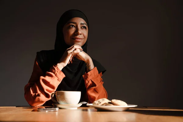 Jeune Belle Femme Calme Hijab Assise Table Avec Une Tasse — Photo