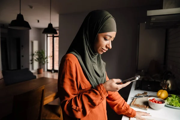 Jeune Femme Calme Dans Hijab Regardant Son Téléphone Tout Tenant — Photo