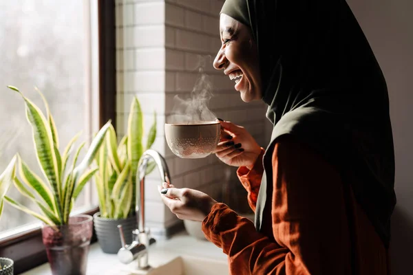Junge Schöne Lachende Frau Hijab Hält Tasse Heißen Tee Vor — Stockfoto