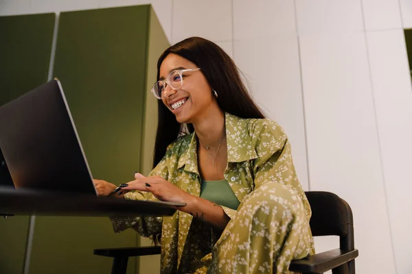 Młoda Piękna Uśmiechnięta Kobieta Okularach Pracująca Laptopie Domu — Zdjęcie stockowe