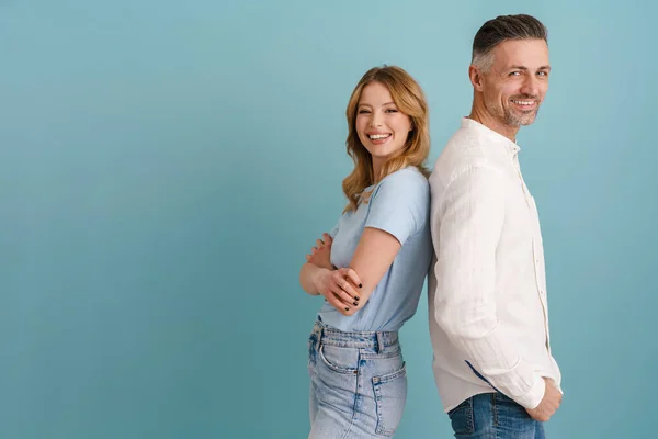 Weiße Glückliche Mann Und Frau Lächeln Während Rücken Rücken Isoliert — Stockfoto