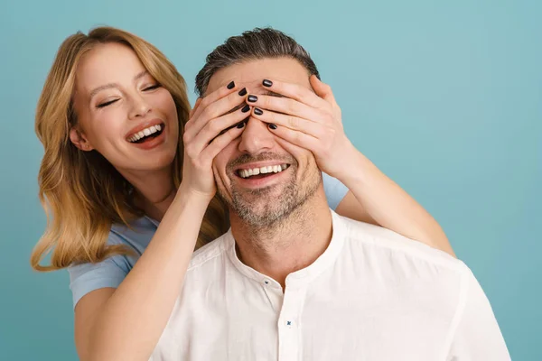 Ginger Woman Covering His Boyfriend Eyes Laughing Isolated Blue Background — Stock Photo, Image