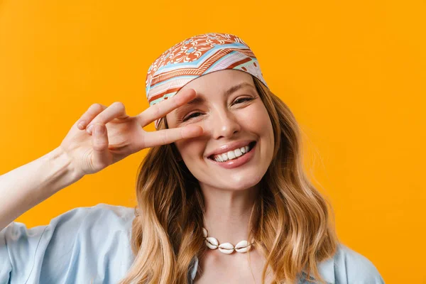 Mujer Rubia Joven Vistiendo Bandanna Sonriendo Haciendo Gestos Paz Signo — Foto de Stock