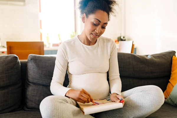 Young Beautiful Smiling Happy Pregnant Afro Woman Sitting Sofa Drawing — Stockfoto