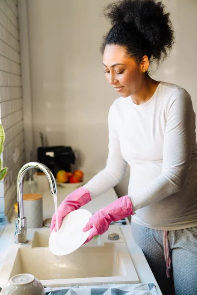 Adult Beautiful Pregnant African Woman Washing Dishes Cozy Kitchen — Foto de Stock