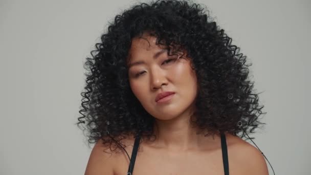 Portrait Concentrated Brunette Asian Woman Looking Camera Grey Studio — Stock videók