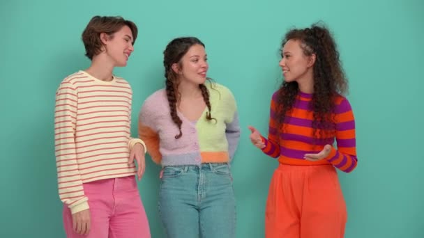 Three Cheerful Young Girls Talking Something Turquoise Studio — Vídeo de stock