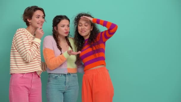 Три Здивовані Молоді Дівчата Дивляться Копійку Розмовляють Бірюзовій Студії — стокове відео