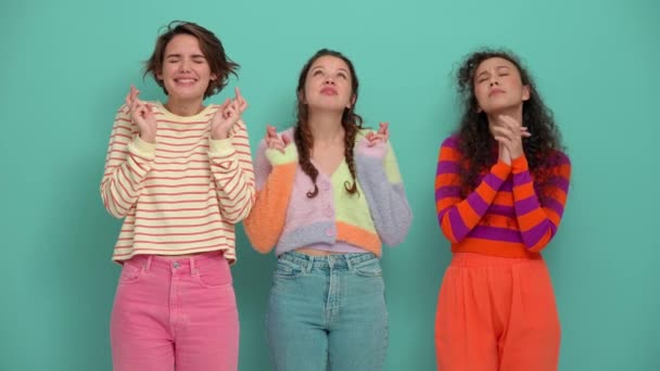 Три Красиві Молоді Дівчата Сподіваються Чогось Бірюзовій Студії — стокове відео