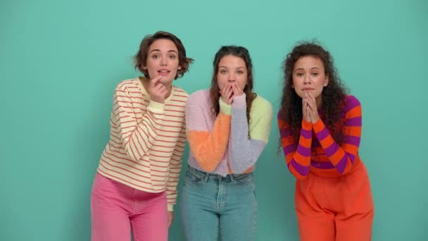 Three Excited Young Girls Rejoicing Camera Turquoise Studio — Vídeo de stock