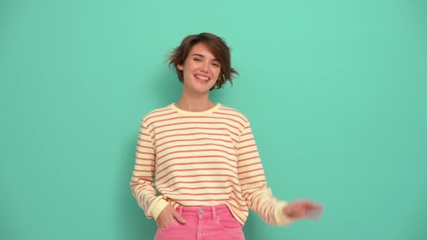 Θετική Νεαρή Γυναίκα Κοντά Μαλλιά Κουνώντας Χέρι Στην Κάμερα Στο — Αρχείο Βίντεο