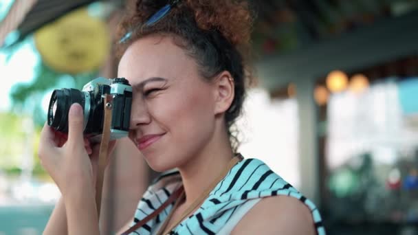 Cute African Tourist Woman Takes Photos Street Camera Outdoors — Vídeos de Stock