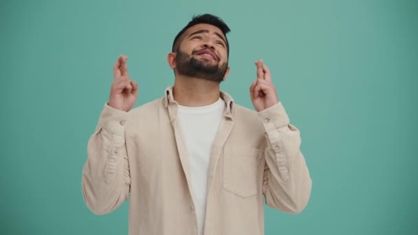 Zufriedener Junger Mann Aus Dem Nahen Osten Hofft Auf Etwas — Stockvideo