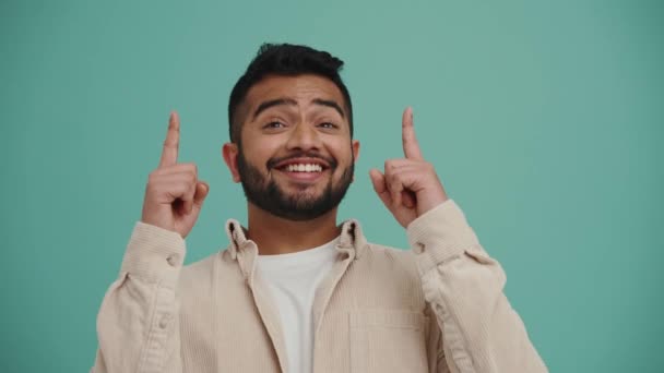 Cute Middle Eastern Young Man Talking Camera Pointing Fingers Upwards — Vídeo de stock