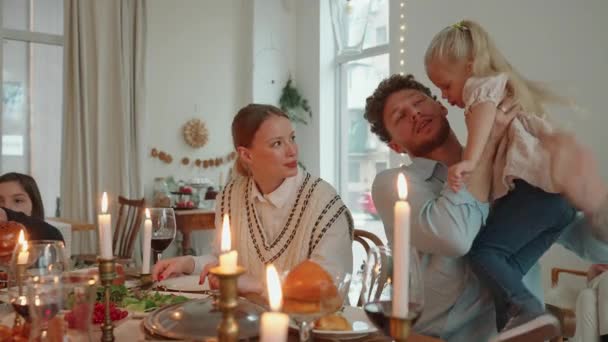 Schöne Blonde Familie Feiert Weihnachten Hause — Stockvideo