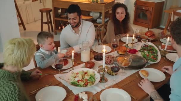 Positive Multinationale Familie Feiert Weihnachten Hause — Stockvideo