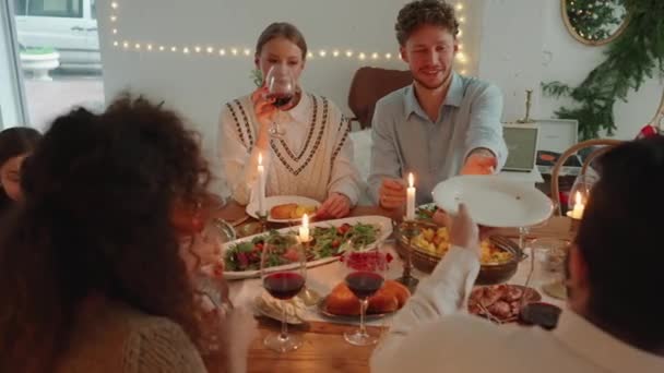 Ziemlich Multikulturelle Familie Feiert Weihnachten Und Plaudert Hause — Stockvideo